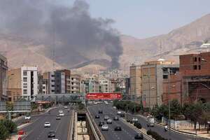 Israel bombardea un barrio residencial de Teherán y la ciudad oriental de Mashhad - Mundo - ABC Color