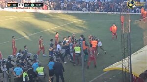 Versus / Final de la Liga local terminó en batalla campal en Choré