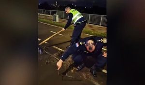 Policía limpia la Costanera Norte tras fuerte temporal - SNT