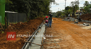 INICIAN OBRAS DE EMPEDRADO Y CORDÓN CUNETA EN EL BARRIO SAN JOSÉ DE HOHENAU