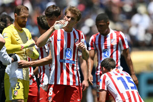 Versus / Un jugador del Atlético de Madrid se quejó de los 31 grados en la derrota ante PSG