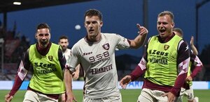 Versus / Ocho jugadores de un club italiano son hospitalizados por intoxicación alimenticia