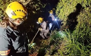Encuentran cuerpo sin vida semienterrado en un barranco 