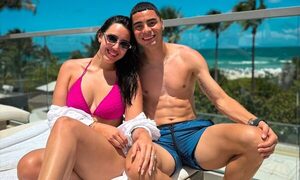 (GALERÍA) ¡Miguel Almirón, recargando pilas en la playa!