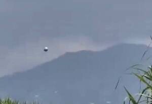 [VIDEO] Extrañas bolas aparecen de nuevo sobrevolando campos y de nuevo se instaló la polémica
