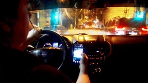 Pantallas en la vida diaria: Celular, distractor que causa accidente vial