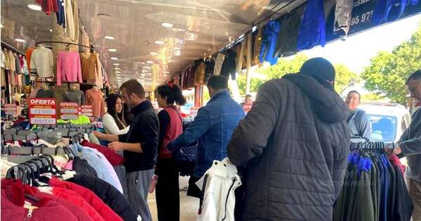 La Nación / Turistas compran ropas de invierno en Encarnación