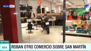 Delincuentes rompen a piedrazos vidrio de local y se llevan objetos