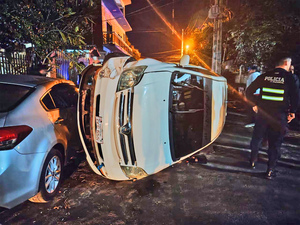 Borracho vuelca tras persecución y destroza al menos cuatro vehículos - La Clave
