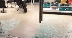 La Nación / Robaron un local comercial luego de romper la puerta con una piedra