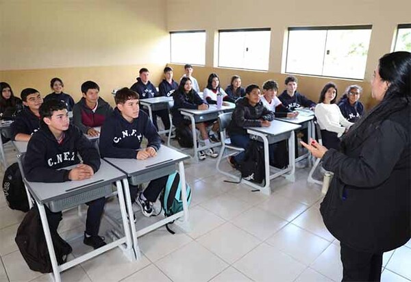 Gobierno ya distribuyó más de 200.000 pupitres adquiridos por Itaipú en las instituciones educativas priorizadas | DIARIO PRIMERA PLANA