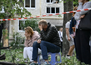 Ataque ruso deja 16 muertos y arrasa edificios en Kiev