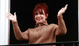 Cristina Kirchner inicia seis años de prisión domiciliaria por corrupción - Noticiero Paraguay