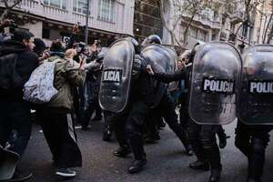 Javier Milei habilita a la Policía argentina a realizar requisas y detenciones sin orden judicial - Mundo - ABC Color