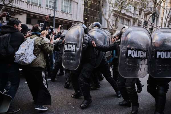 Javier Milei habilita a la Policía argentina a realizar requisas y detenciones sin orden judicial - Mundo - ABC Color