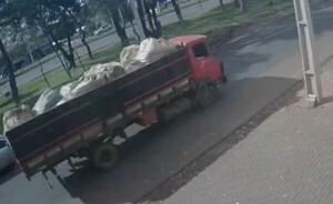 Buscan camión que huyó tras accidente fatal  