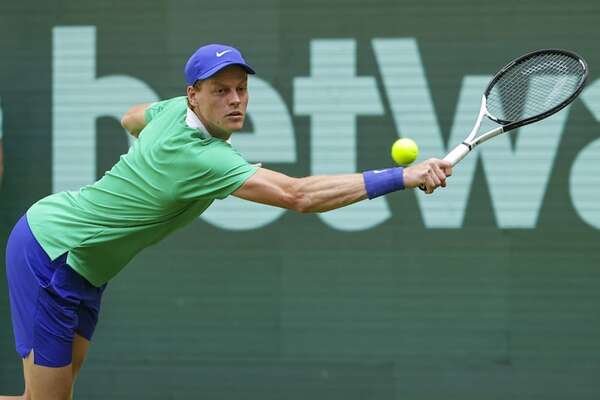 Sinner olvida la derrota en Roland Garros y comienza con buen pie en la hierba de Halle - Polideportivo - ABC Color