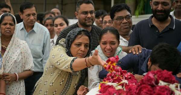 La Nación / India: identifican a 135 víctimas del accidente aéreo