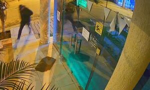 (VIDEO)Poli ojapi y mató a un delincuente durante balacera en Fernando de la Mora