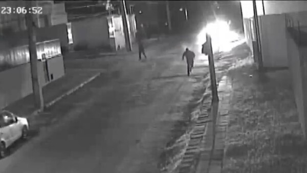 Intentaron robar una camioneta, pero no sabían que era de un poli: un malevo cayó muerto