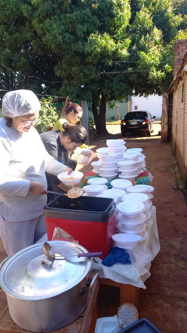 Voluntarios preparan y entregan comidas desde hace 5 años en hospital de Hernandarias - La Clave