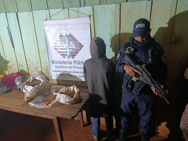 Hombre detenido en allanamiento con más de 7 kg de marihuana en Natalio - Policiales - ABC Color