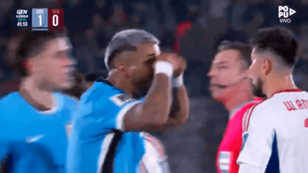 Futbolista de Uruguay explicó por qué hizo el gesto de «llorón» a Miguel Navarro