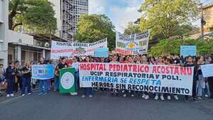 Manifestación frente al Ministerio de Salud: sindicato del Hospital Acosta Ñu exige mejora de salarios  - Nacionales - ABC Color