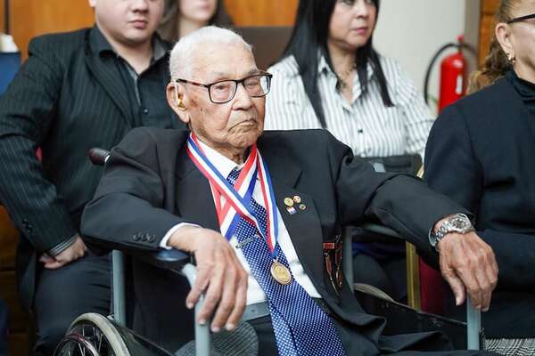 110 años de historia viviente: El Senado honra al veterano del Chaco Virgilio Dávalos Rey - Política - ABC Color