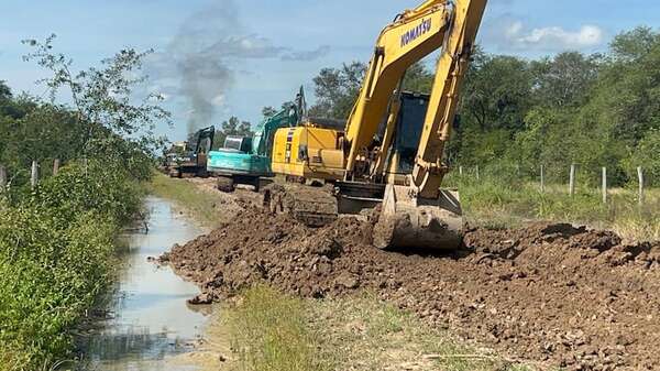 Atravesando caminos de los ganaderos, pobladores logran superar aislamiento de 77 días en Fuerte Olimpo - Noticias del Chaco - ABC Color