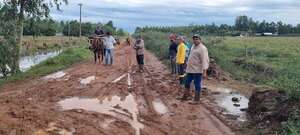 Reclaman camino de todo tiempo en asentamiento Martín Rolón de San Ignacio - Nacionales - ABC Color