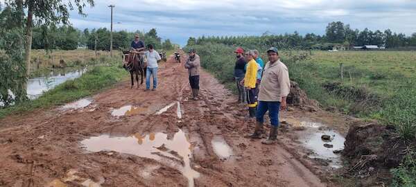 Reclaman camino de todo tiempo en asentamiento Martín Rolón de San Ignacio - Nacionales - ABC Color