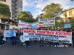 Protesta frente a Salud: trabajadores del Acosta Ñu reclaman sueldos dignos - ADN Digital