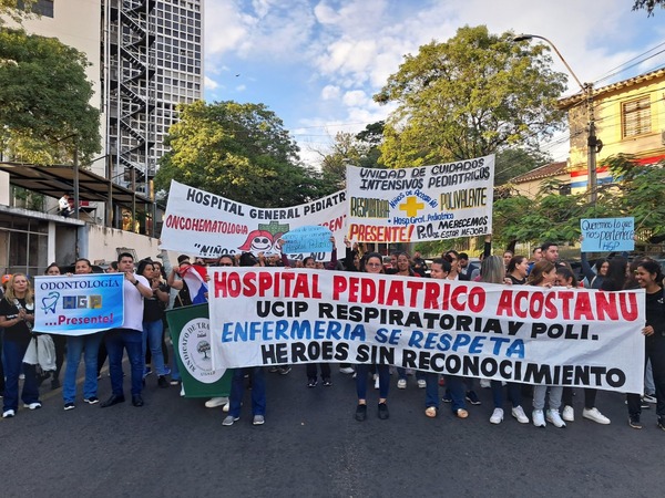 Protesta frente a Salud: trabajadores del Acosta Ñu reclaman sueldos dignos - ADN Digital
