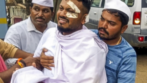 Único superviviente del accidente de India sale del hospital y va al funeral de su hermano