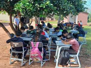 Con pupitres chinos, pero dan clases bajo los árboles - Nacionales - ABC Color