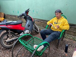 Joven accidentado en el circuito comercial clama por justicia y asistencia