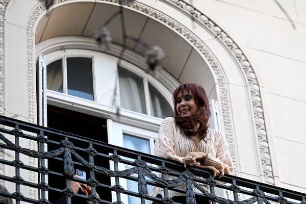 Cristina Fernández pregunta a la Justicia: “¿Puedo salir o no al balcón?” - Mundo - ABC Color