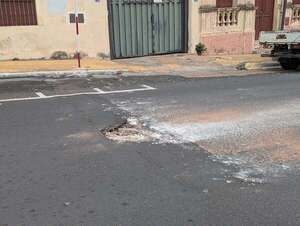 Peligro por un bache en el centro de Asunción - Crónicas Ciudadanas - ABC Color
