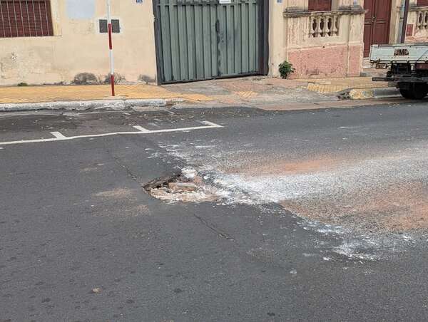 Peligro por un bache en el centro de Asunción - Crónicas Ciudadanas - ABC Color