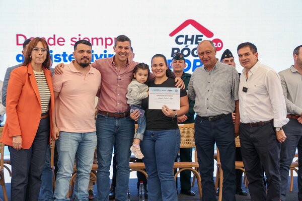 «CHE RÓGA PORû ENTREGA VIVIENDAS EN GUARAMBARÉ Y LUQUE