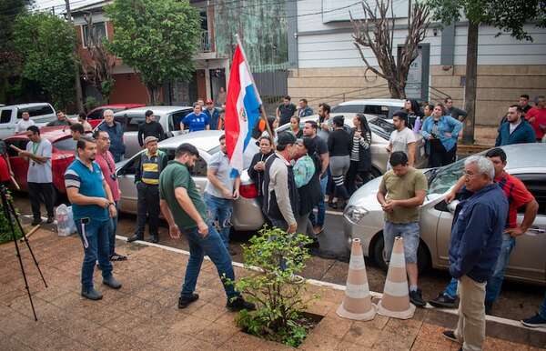 Conductores de plataforma piden derogar ordenanza que regula el servicio en Encarnación - Nacionales - ABC Color