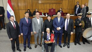 Excombatiente de 110 años recibe homenaje en la Cámara de Senadores