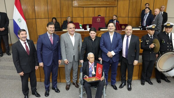 Excombatiente de 110 años recibe homenaje en la Cámara de Senadores