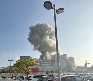 Irán ataca un hospital de Israel y el ejército israelí bombardea un reactor nuclear iraní