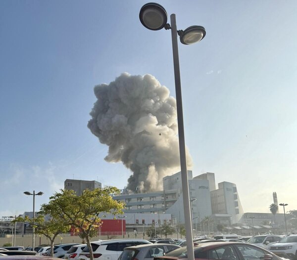 Irán ataca un hospital de Israel y el ejército israelí bombardea un reactor nuclear iraní