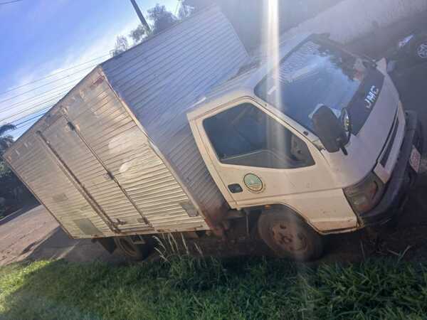 Policía muere arrollado por un camión que perdió los frenos