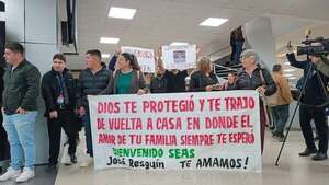Intendentes paraguayos llegan al país tras ser evacuados de Israel - Nacionales - ABC Color