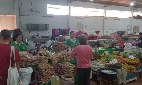 Feriantes esperan a compristas