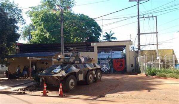 Agente penitenciario quiso entrar a la cárcel con droga en la espalda y quedó preso